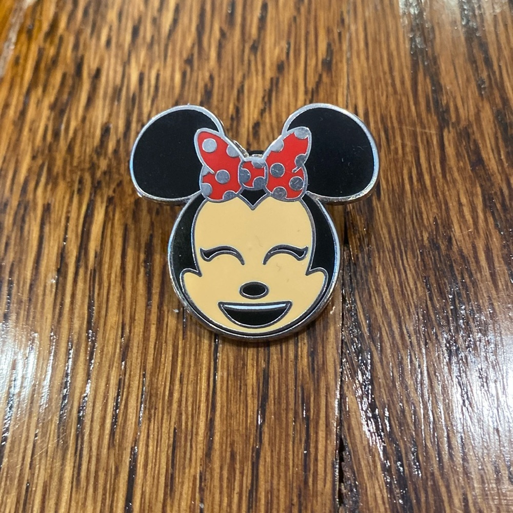 2004 Disney Minnie Mouse Grin Emoji Pin       lapel pins Walt parks trading